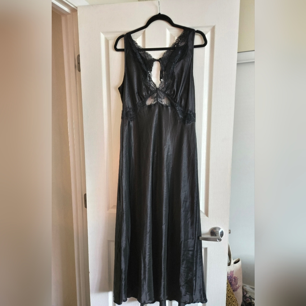 🖤Stunning Satin Slip